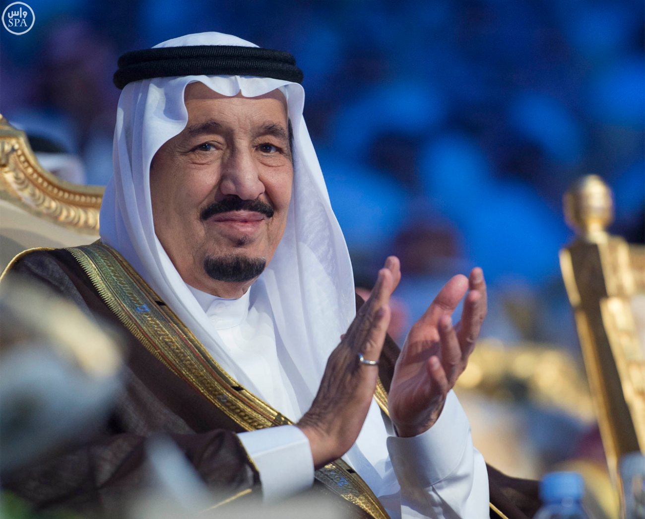 الملك سلمان يذرف دموعه بتخرج أصغر أبنائه من المدرسة (صور)